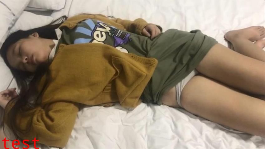 夏天推荐-年轻大胸小妹网聊约会男网友被套路扒光变成死猪玩无套内射中出